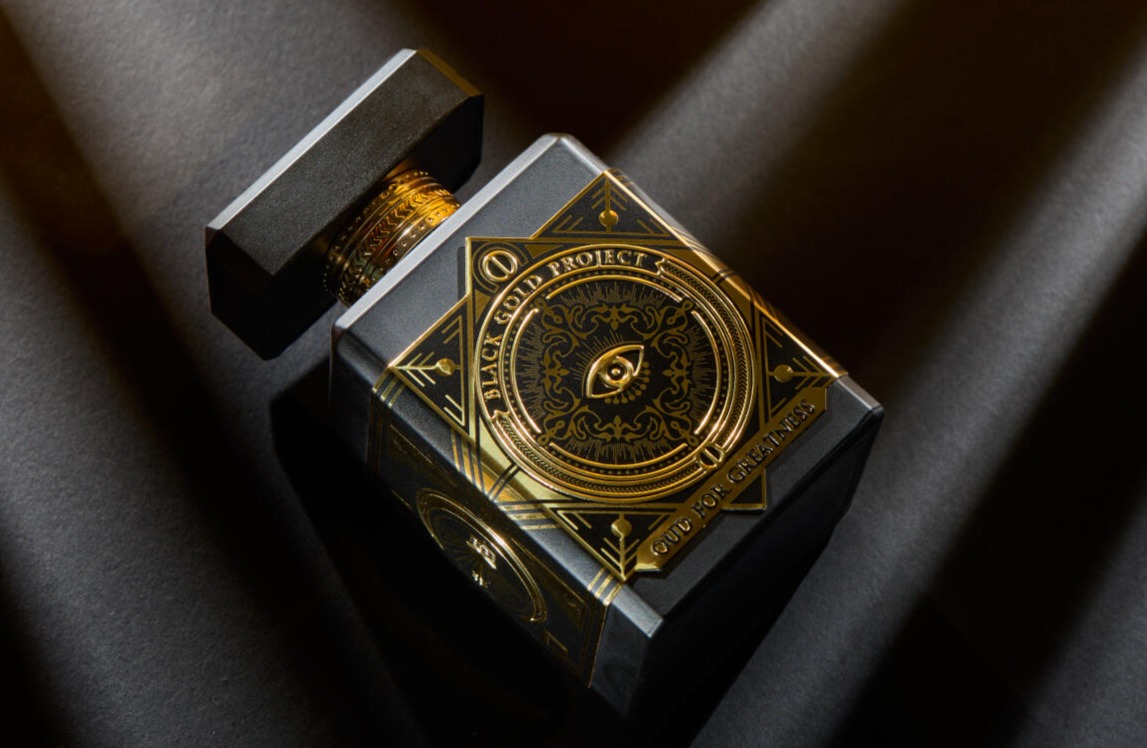 عطر له اکسکلوسیفس د شنل کروماندل (Chanel Les Exclusifs Coromandel( اثری درخشان از مجموعه خاص شنل که از هنر شرق الهام گرفته است. رایحه‌ای گرم، شرقی و عمیق با پچولی، کهربا، وانیل و بخور، که حسی معنوی و آرامش‌بخش دارد. عطری که مانند تابلوهای لاکی کروماندل، ترکیبی از ظرافت و اصالت فرهنگی را در خود جای داده است. برای روح‌های هنرمند و محافل خاص، انتخابی بی‌نقص است.