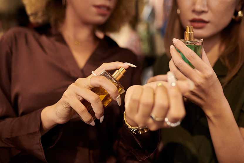 خط بو چیست؟ راهنمای انتخاب عطرهایی با خط بوی قوی